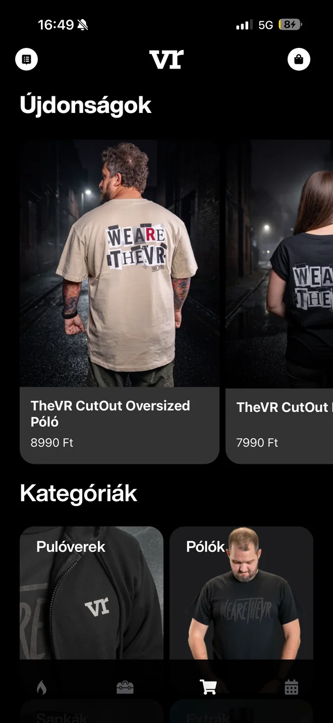 A webshop Újdonságok oldala TheVR pólókkal és árakkal, alatta Kategóriák: pulóverek, pólók.